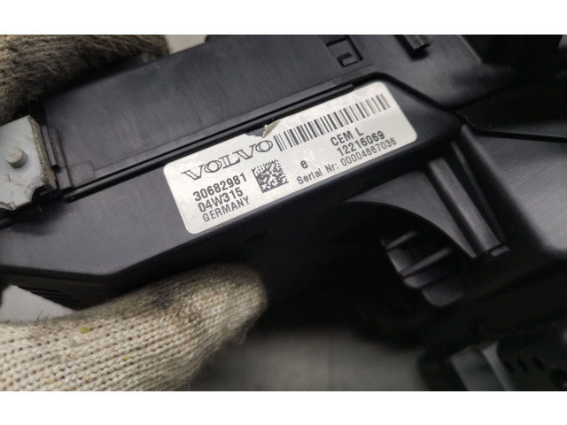 Блок предохранителей 30682981, 12216069   Volvo S80    