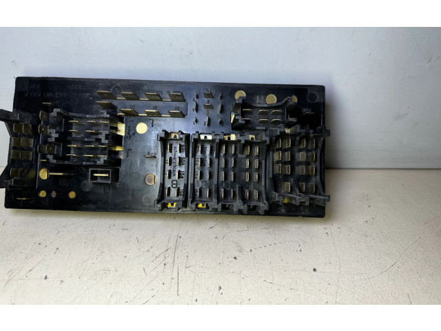 Блок предохранителей 443941822A, 443941822 Audi 80 90 B3