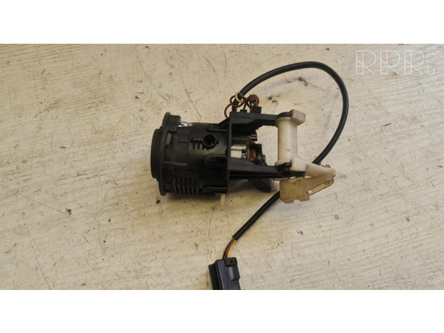 Замок задней крышки (наружный)