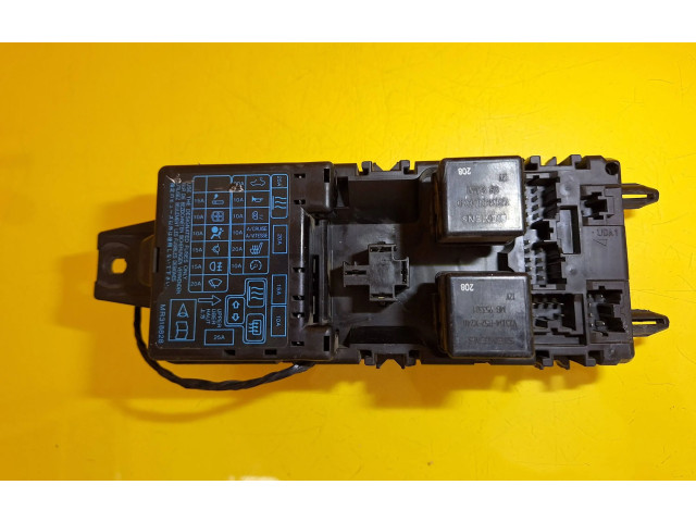 Блок предохранителей MB953355, MR318828 Mitsubishi Carisma