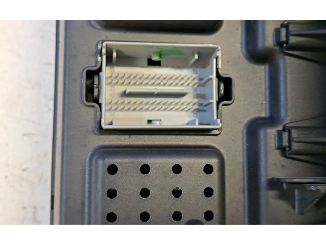 Блок предохранителей 30728356   Volvo S80