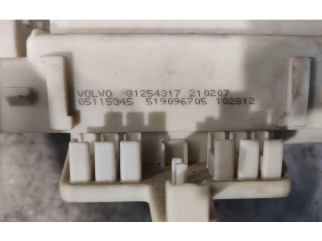 Блок предохранителей    Volvo C30    