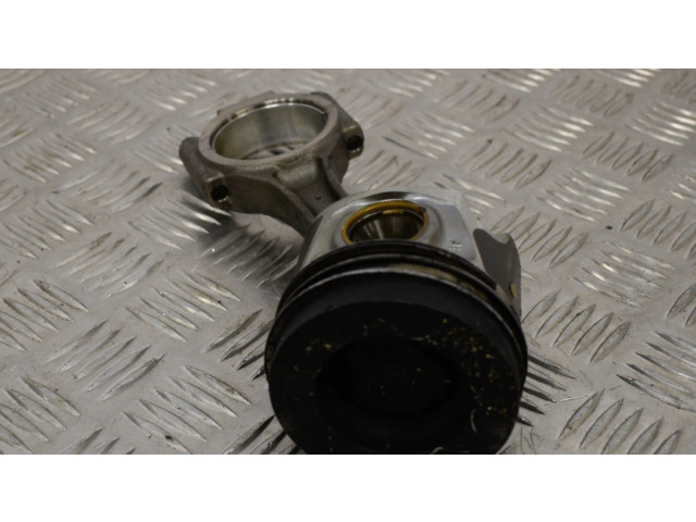 Píst 03L107065G Audi A6 S6 C6 4F pro naftový motor 2.0 CAHA