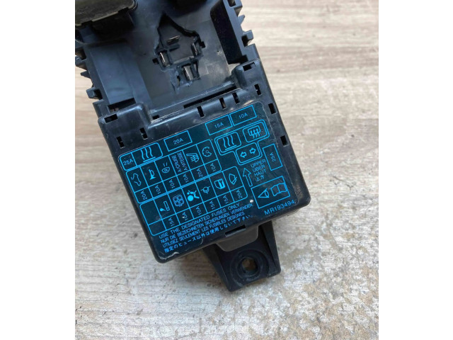 Блок предохранителей MB953355, MR193494 Mitsubishi Carisma