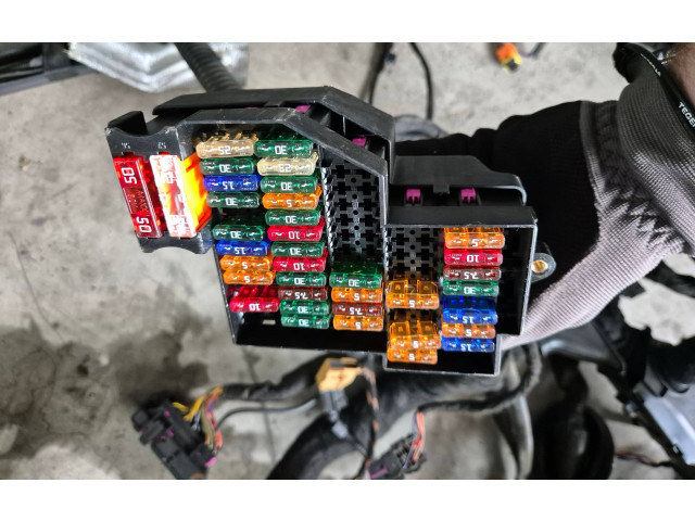 Pojistková skříňka 7P0937548F Volkswagen Touareg II 2013