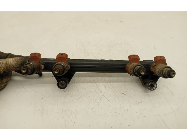 Топливная рампа 047133319, 847133321 Skoda Fabia Mk1 (6Y)