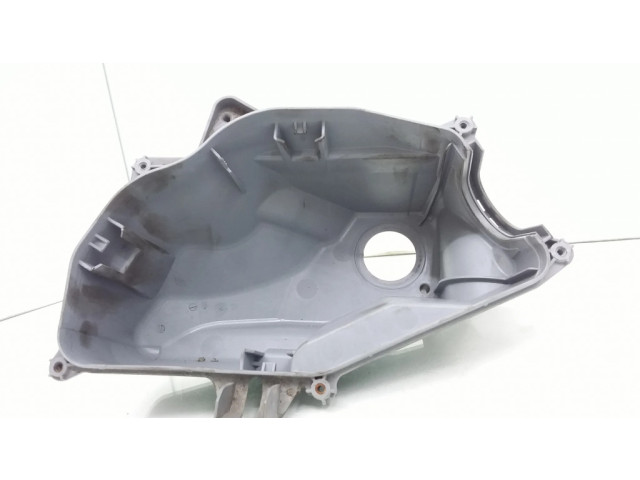 Другая деталь отсека двигателя