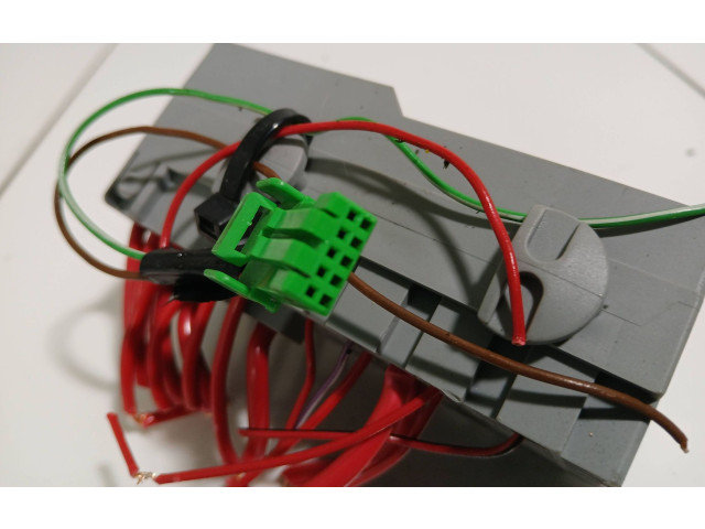 Блок предохранителей  8637669   Volvo XC90    