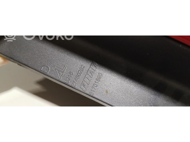 Задний фонарь правый 27460202, 51701590 Fiat Grande Punto