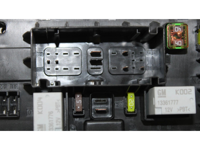 Pojistková skříňka Řídící jednotka BSM 13302301 Opel Astra H 2012