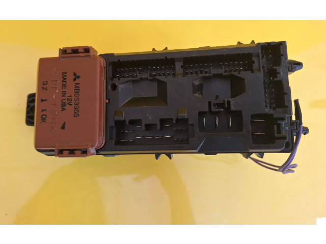 Блок предохранителей MB953355, MR318828 Mitsubishi Carisma