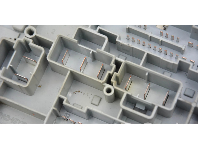 Блок предохранителей 60683102   Alfa Romeo 166    