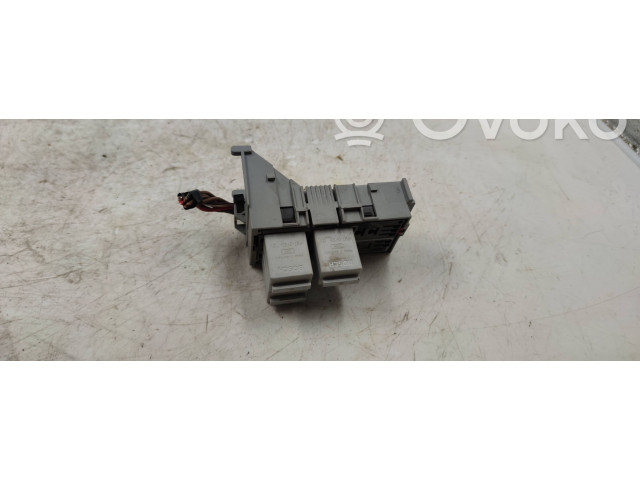 Блок предохранителей 93363145   Opel Meriva A    