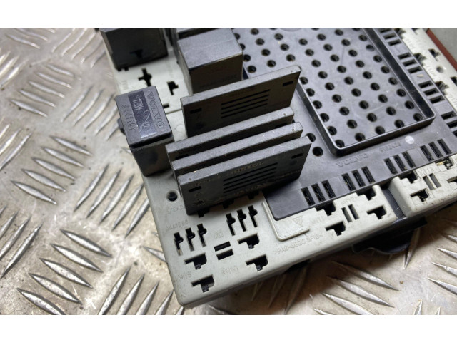 Блок предохранителей  8645729, 8676286   Volvo S80    