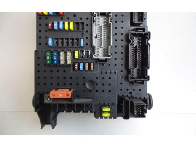 Блок предохранителей 8676391, 8676391 Volvo V70