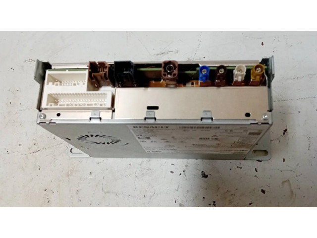 Радио/ проигрыватель CD/DVD / навигация