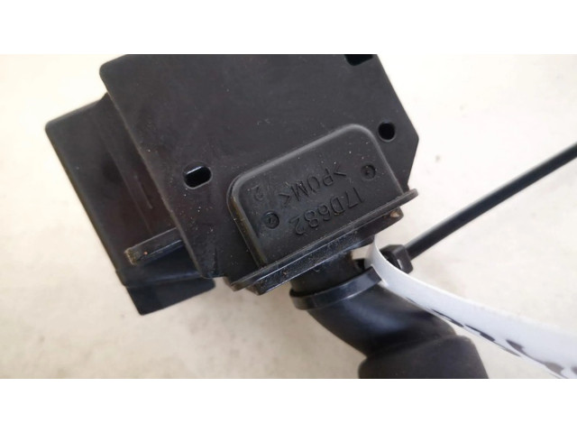 Ручка стеклоочистителей 17d682 Mazda 3 I