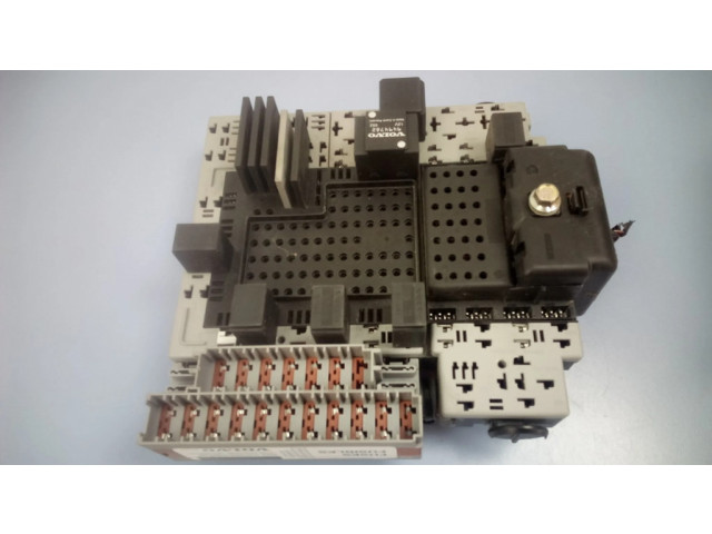 Блок предохранителей 8645364   Volvo S80    