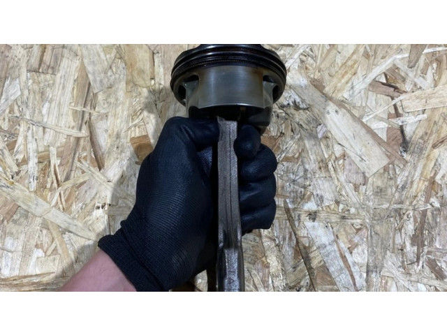 Píst 784323704, 111213690 BMW 5 F10 F11 pro benzínový motor 4.4