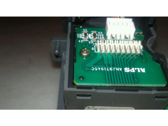 Ручка стеклоочистителей 30773047   Volvo V70