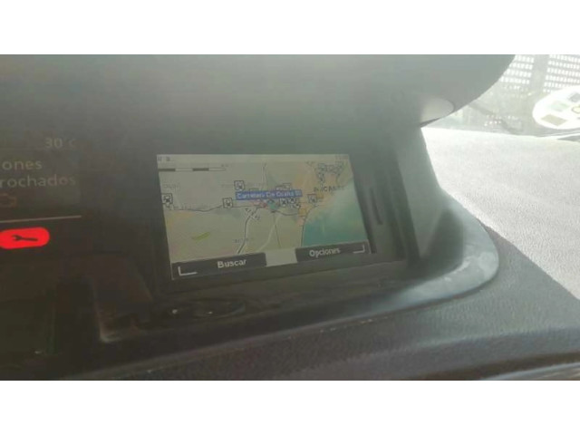 Радио/ проигрыватель CD/DVD / навигация