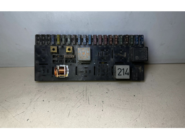 Блок предохранителей 443941822A, 443941822 Audi 80 90 B3