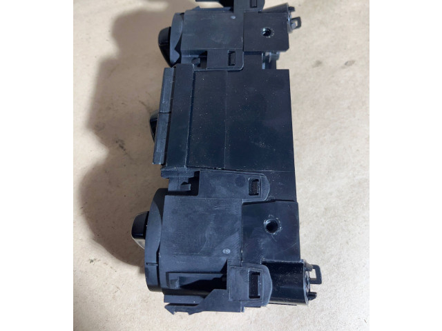 Блок управления климат-контролем Skoda Fabia Mk3 (NJ)