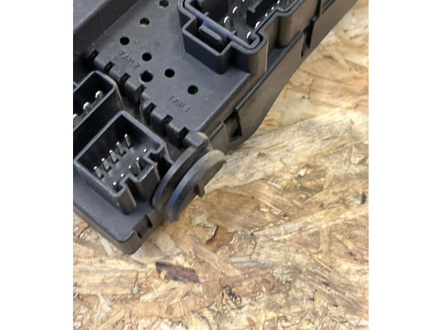 Блок предохранителей 28017881, 30728512 Volvo V70