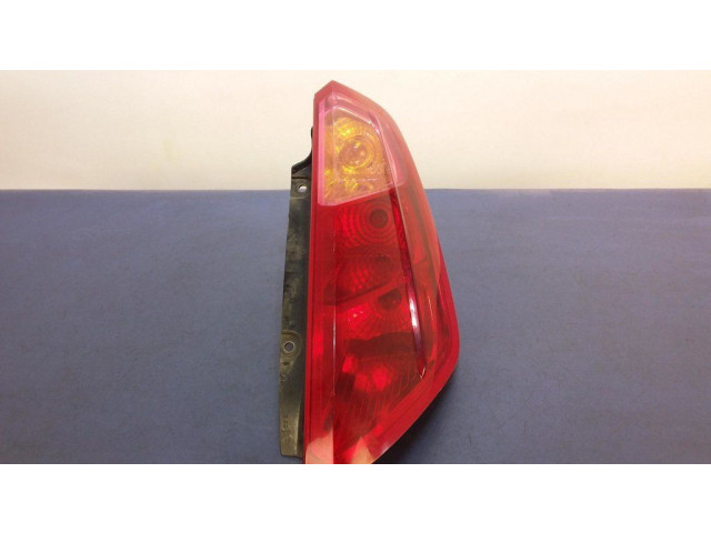 Задний фонарь в кузове