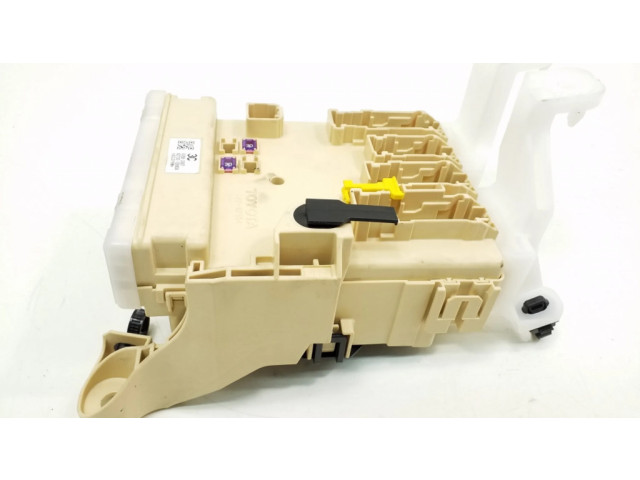 Блок предохранителей 8273012X80 Toyota Auris E180