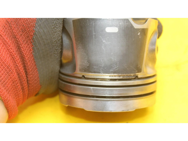 Поршень с шатуном 81L123 Volvo S60