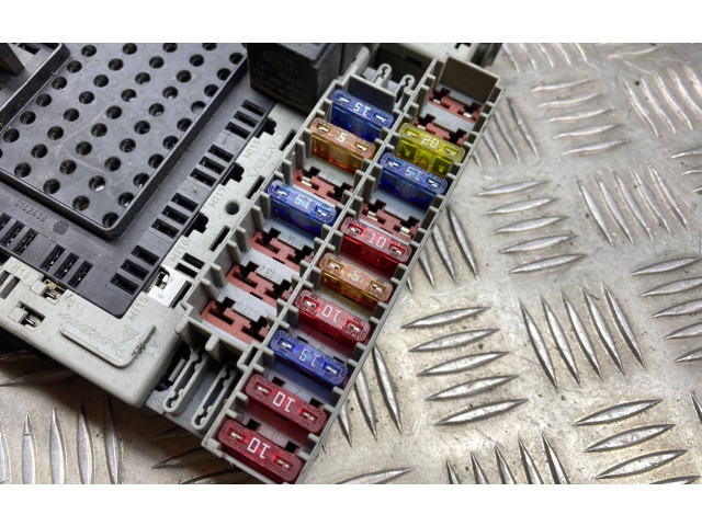 Блок предохранителей  8645729, 8676286   Volvo S80    