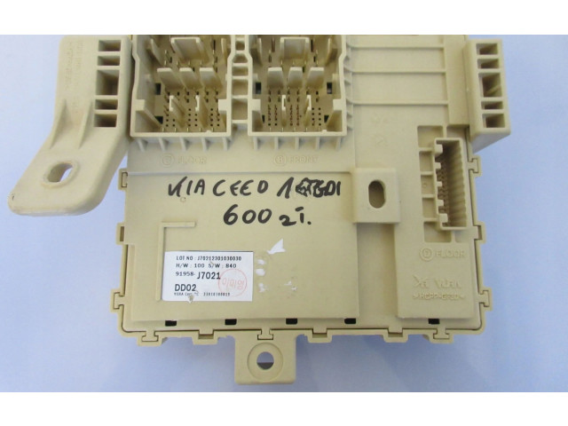 Блок предохранителей 91958J7021 KIA Ceed