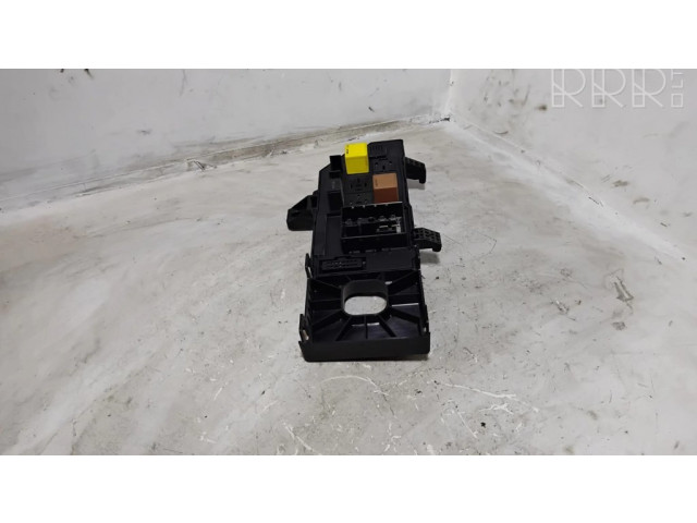 Блок предохранителей 13181983, 518721204   Opel Vectra C    