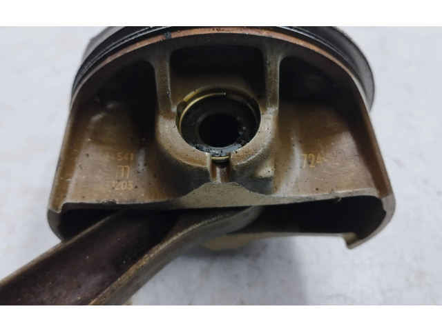  Поршень с шатуном    Maserati Quattroporte  