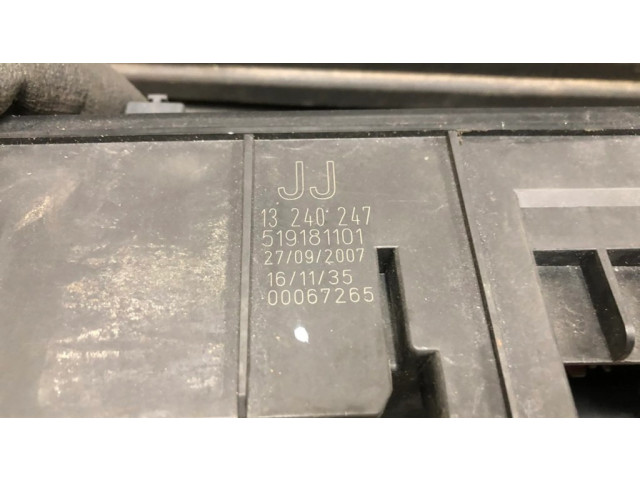 Блок предохранителей 13240247 Opel Vectra C