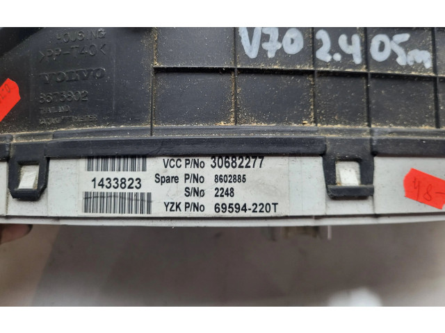 Панель приборов 30882277, 69594220T   Volvo V70       