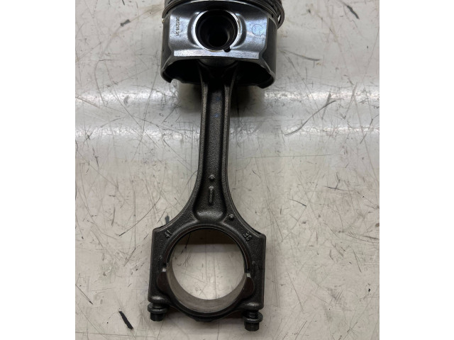 Поршень с шатуном 82L187    Volvo V40