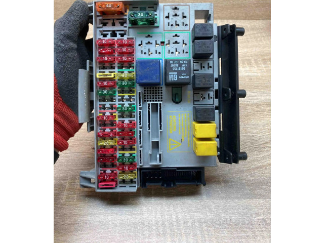 Pojistková skříňka 90504534, Noplugsocket Opel Vectra B 1996