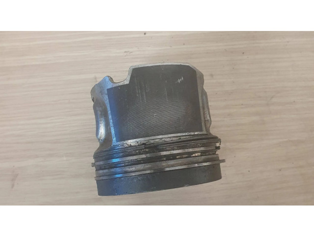 Píst 84l110 BMW 5 F10 F11 pro naftový motor 3.0