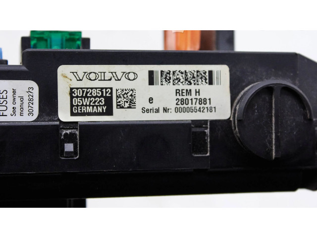 Блок предохранителей 30728512   Volvo V70    