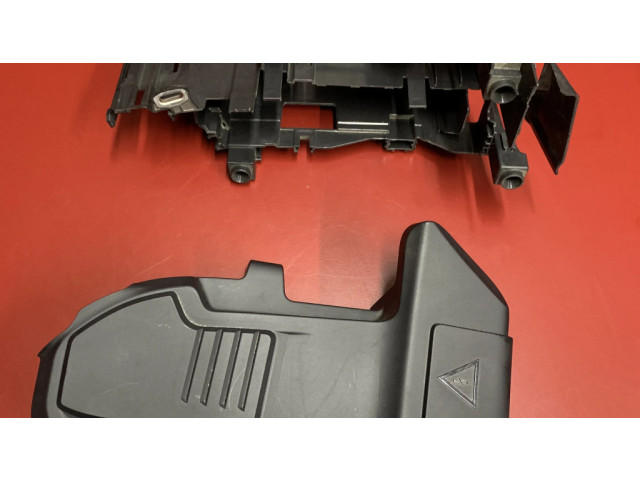 Другая деталь отсека двигателя