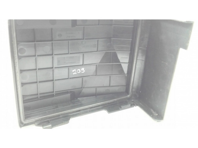 Крышка блока предохранителей 1K0937132F Audi Q3 8U