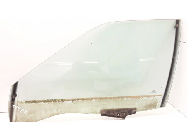 Основное стекло передних дверей (четырехдверного автомобиля)