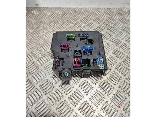 Блок предохранителей 32322427 Volvo S60