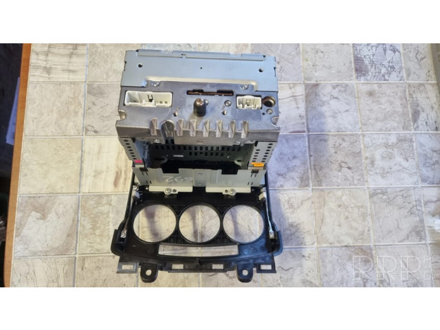 Радио/ проигрыватель CD/DVD / навигация