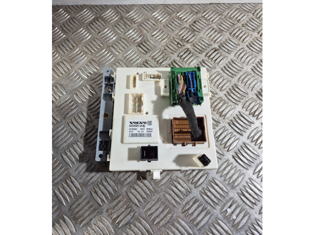 Pojistková skříňka Řídící jednotka BSM 32254026 Volvo V60 2020
