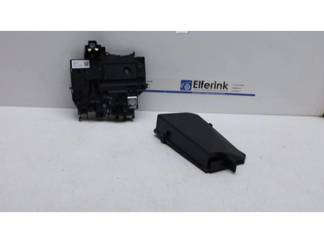 Блок предохранителей 8889877787, 32265898 Lynk & co 01