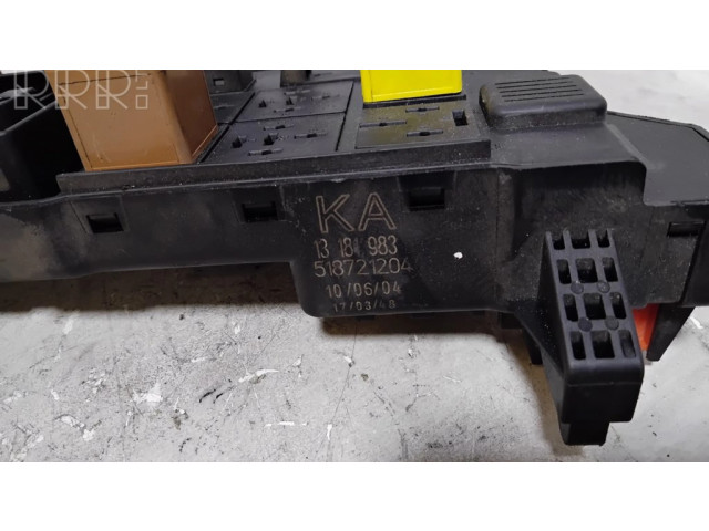 Блок предохранителей 13181983, 518721204   Opel Vectra C    