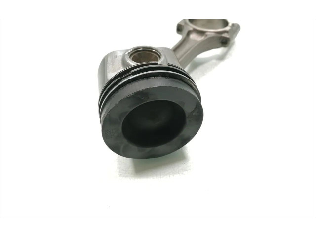 Поршень с шатуном Skoda Octavia Mk3 (5E)